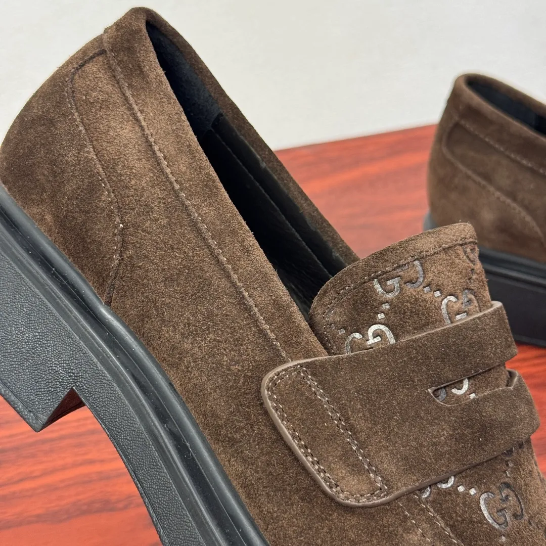 Batch 780 Gucci/Gucci new men's loafers with GG details, thick-soled slip-ons! The design of this men's lace-up shoe is rooted in the brand's heritage. It is carefully crafted from high-quality calfskin/open-edge beaded cowhide/suede cowhide. It is made of various leather types and is embellished with GG printed embossed suede leather details, which pays homage to Gucci's classic monogram. The rubber sole with GG pattern adds a modern touch to the design. Classic and simple sponge cake style design. European and American classic version, full calfskin lining. The overall upper texture is soft. The lining is comfortable and breathable. 2CM thickened soft rubber sole, easy to control. Versatile and stylish on the foot. Available in multiple colors to meet different matching needs. Full package! Size: 39-40-41-42-43-44 leather shoe size (38.45.46.47 can be customized) Item number: 7826 Loafers, coffee suede